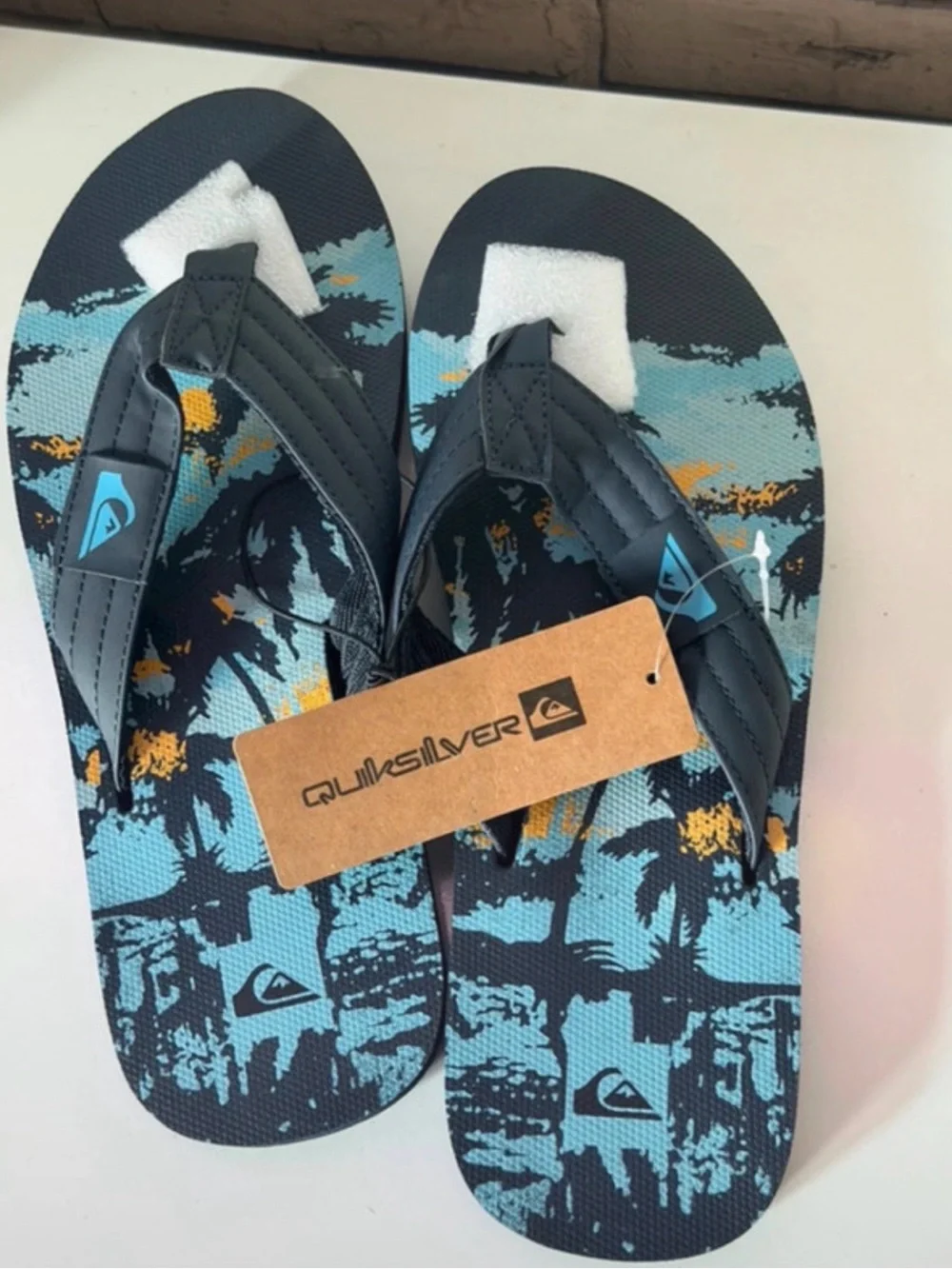 Quiksilver Foundation Men’s Flip Flops Sandals. Orange Blue. Size 10 or 11. NWT